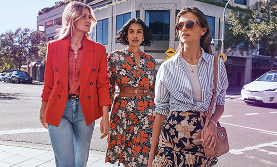Ženy na ulici blúzke a saku v rôznych farbách